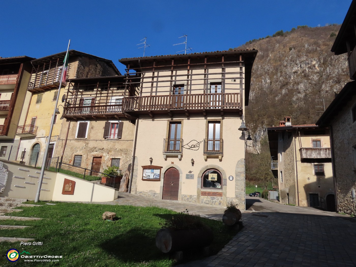 04 Parcheggiamo auto in Piazza Alpini davanti alla Casa Alpini Bracca .JPG
